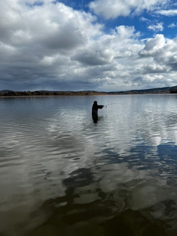 朱鞠内湖で釣りをする男性
