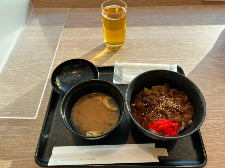 羽田空港第3ターミナルJALサクララウンジの牛丼