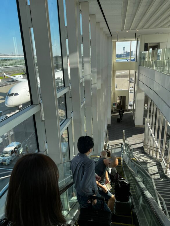 羽田空港国際線搭乗ゲートから飛行機までの通路