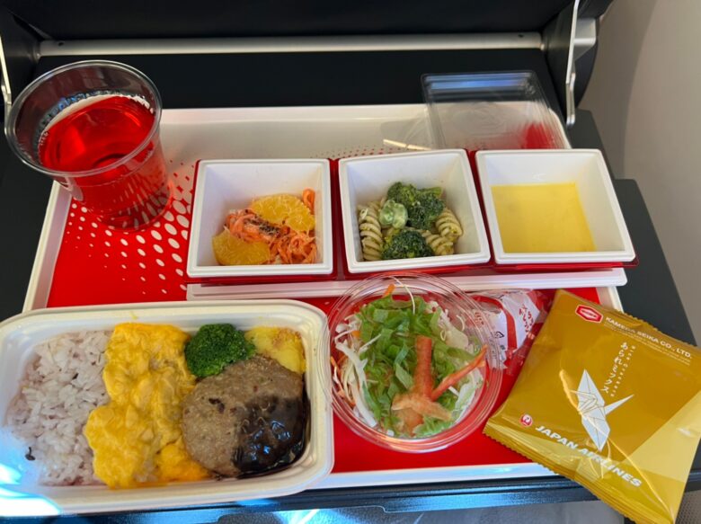 JAL国際線東京発パリ行きJL045便の機内食（ハンバーグ）
