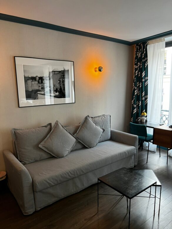 Hotel Louvre Piemontのジュニアスイートの部屋の内観（ソファ）