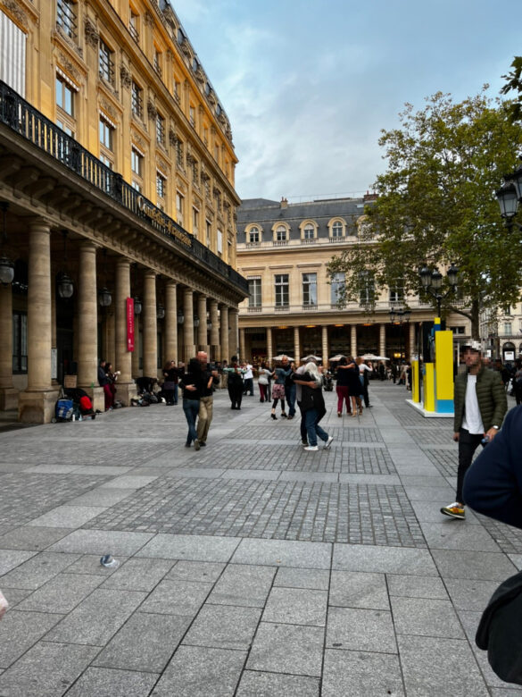 パリ コメディー・フランセーズ前の広場で踊る人たち