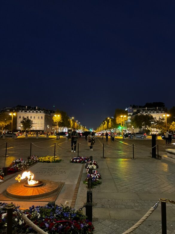 凱旋門下の無名の兵士が眠る場所から見たパリの街並み
